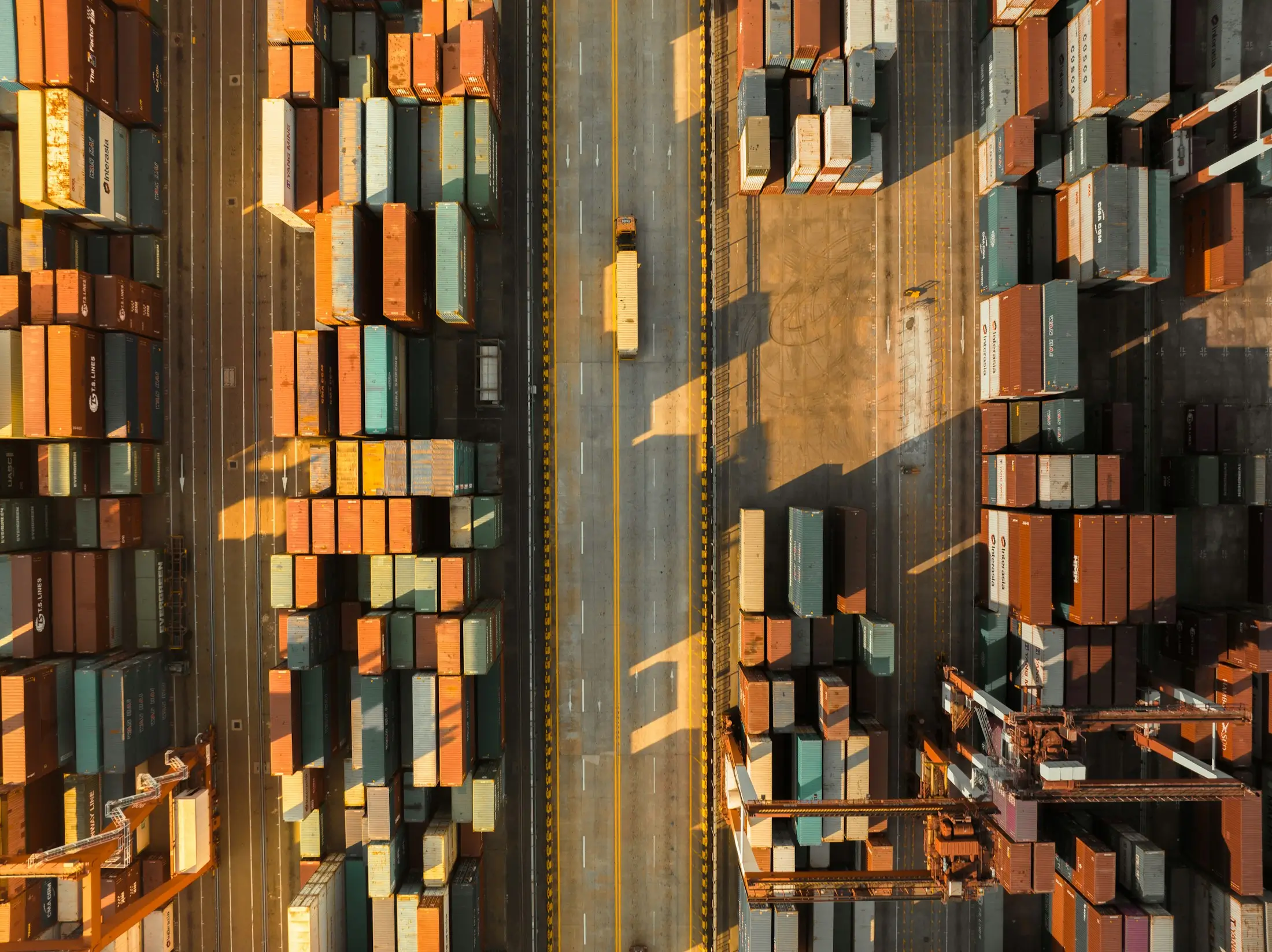 Industrial Mineral Materials Supplier for Filtration and Adsorption Port logistics and container distribution